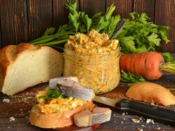 Паштет из сельди с морковью и маслом