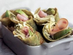 Блины песто с ветчиной и авокадо