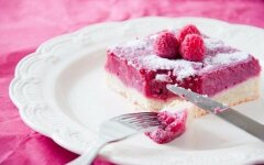 Пирог с лимонно-малиновой начинкой