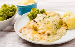 Запеканка из рыбы и цветной капусты с сыром