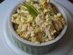 Салат с куриным филе, пекинской капустой и сыром