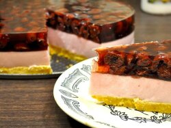 Йогуртовый торт с вишней без выпекания