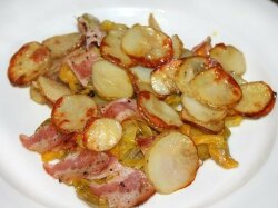 Картофель с кабачками, перцем и беконом