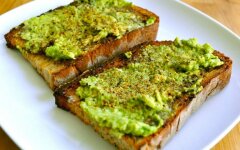 Сливочный паштет из авокадо с копченой скумбрией