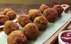 Сырные шарики с колбасой, луком и укропом