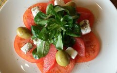 Салат с грейпфрутом, сыром и оливками