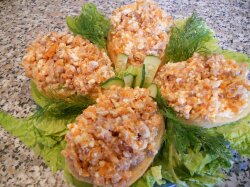 Бутерброды с сельдью, плавленым сыром и морковью