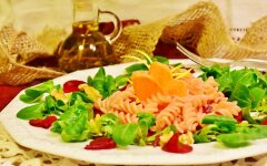 Макароны со свеклой, чесноком и грецкими орехами
