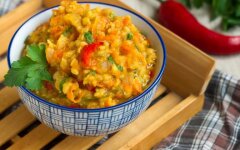 Каша из чечевицы с помидорами и болгарским перцем