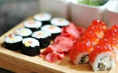 Закрытые роллы с семгой, авокадо и огурцом