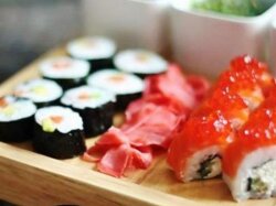 Закрытые роллы с семгой, авокадо и огурцом