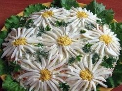 Оригинальный салат «Ромашковое поле»