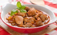 Тушеная курица с чесноком и травами в мультиварке