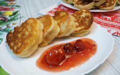 Пышные оладьи на дрожжах и молоке