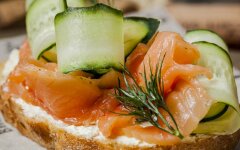 Брускетта с копченой семгой и свежими огурцами