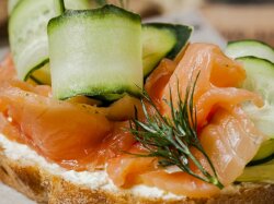 Брускетта с копченой семгой и свежими огурцами