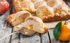 Творожный пирог с яблоками и мандаринами в духовке