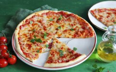 Пицца Маргарита с моцареллой и помидорами в духовке