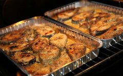 Запеченный стейк из горбуши под сметаной