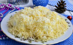 Салат «Сугроб» с курицей и маринованными огурцами