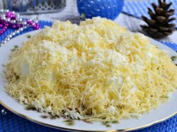 Салат «Сугроб» с курицей и маринованными огурцами