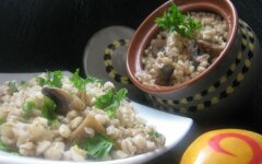 Перловка с шампиньонами и петрушкой в горшочках