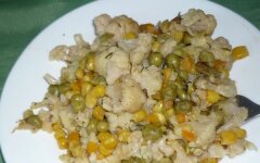 Цветная капуста с кукурузой и горошком в духовке