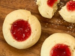 Ванильное печенье с джемом на сливочном масле