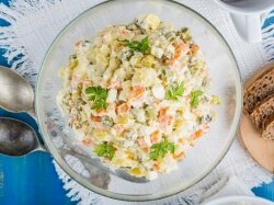 Классический салат «Оливье» с шампиньонами