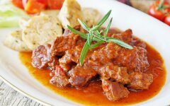 Венгерский гуляш из говядины с помидорами и сладким перцем