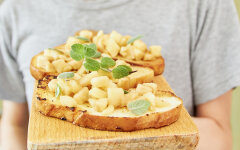 Гренки с яблоками и корицей