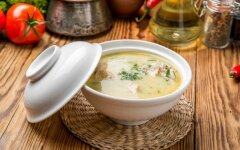 Куриный суп с вермишелью и колбасным сыром