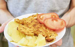 Куриное филе в сырном кляре на сковороде