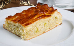 Кулебяка с квашеной капустой и луком из дрожжевого теста