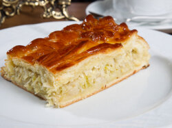 Кулебяка с квашеной капустой и луком из дрожжевого теста