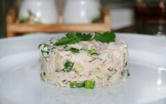 Легкий салат с горбушей и огурцами