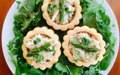 Тарталетки с кальмарами и зеленым луком