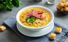 Перлово-гороховый суп с беконом и сельдереем
