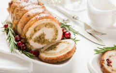 Рулет из индейки со шпинатом и курагой