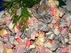 Салат с ветчиной, грибами и перцем