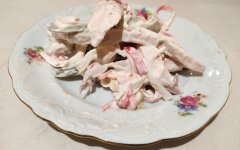 Салат с копченой курицей, крабовыми палочками и соленым огурцом