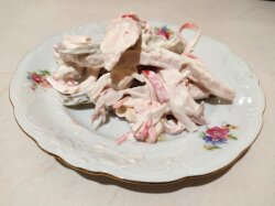 Салат с копченой курицей, крабовыми палочками и соленым огурцом