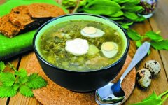 Зеленый борщ из курицы с щавелем и яйцом