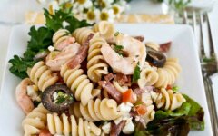 Салат «Цезарь» с пастой, креветками и оливками