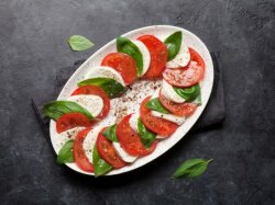 Салат «Капрезе» с базиликом и бальзамическим уксусом