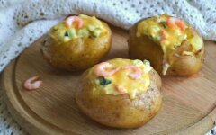Картофель с огурцами и креветками в духовке