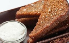 Чесночные гренки из ржаного хлеба в духовке