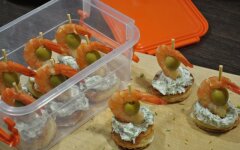 Праздничные канапе с креветками и оливками