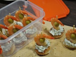 Праздничные канапе с креветками и оливками