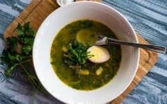 Борщ с щавелем и шпинатом на курином бульоне
